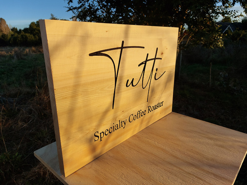 Tutti — Letrero tallado en mañío
