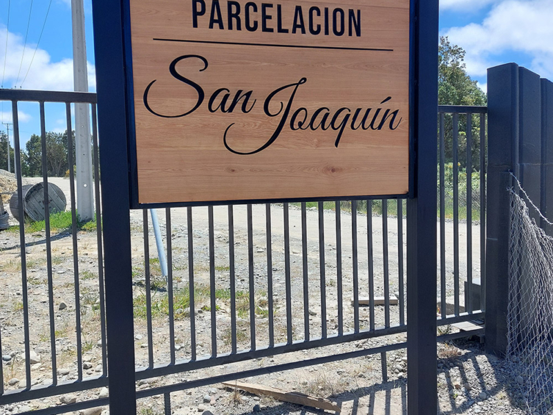 Parcelación San Joaquín — Letrero tallado en mañío.