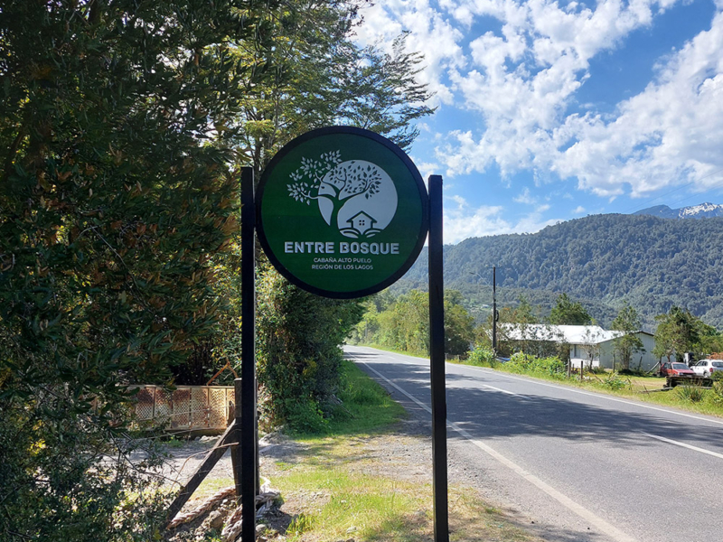 Entre Bosque — Letrero tallado en mañío
