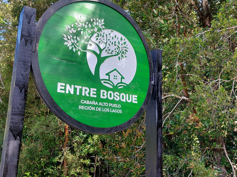 Entre Bosque — Letrero tallado en mañío.