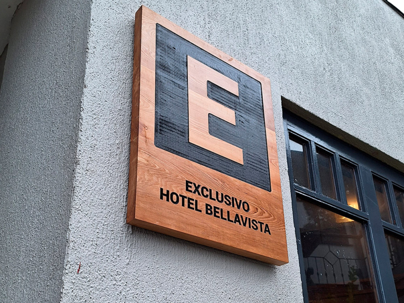 Hotel Bellavista — Letrero tallado en mañío.