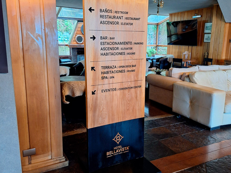 Hotel Bellavista — Totem de madera con ruedas para señaletica en recepción.