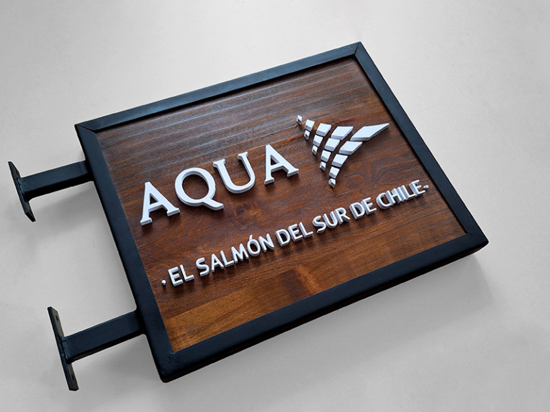 Aqua Chile — Rompetráfico de mañío teñido, con logotipo volumétrico.