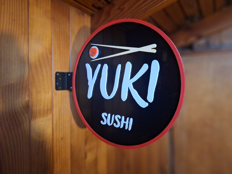Yuki Sushi — Rompetráfico con logo volumétrico