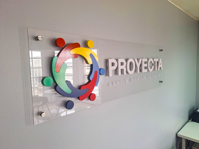 Proyecta — Logo volumétrico sobre acrilico transparente.
