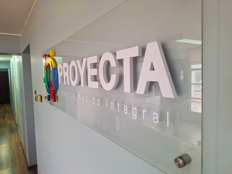 Proyecta — Logo volumétrico sobre acrilico transparente.