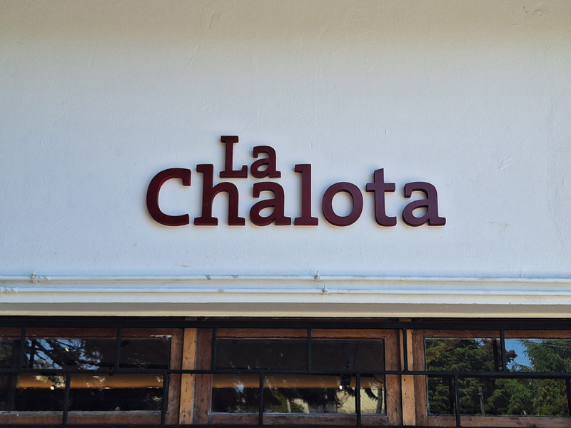 La Chalota — Logo volumétrico instalado en muro exterior.