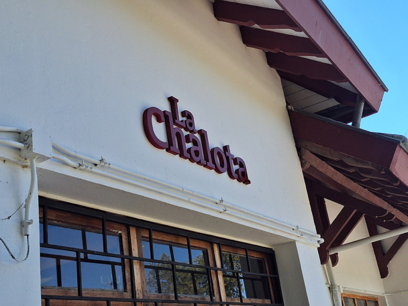 La Chalota — Logo volumétrico instalado en muro exterior.