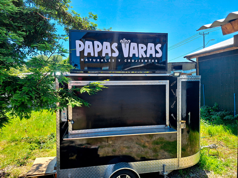 Papas Varas — Letrero de aluminio compuesto con estructura propia, instalado en food truck.