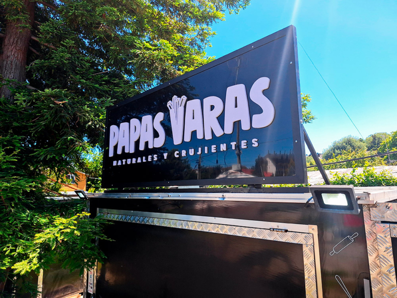 Papas Varas — Letrero de aluminio compuesto con estructura propia, instalado en food truck.