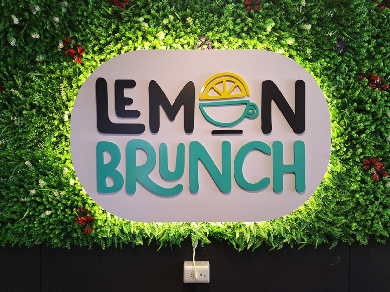 Lemon Brunch — Logo volumétrico con luz trasera.