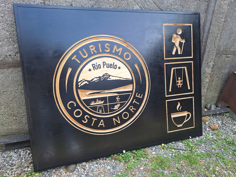 Turismo Costa Norte — Letrero tallado en terciado.