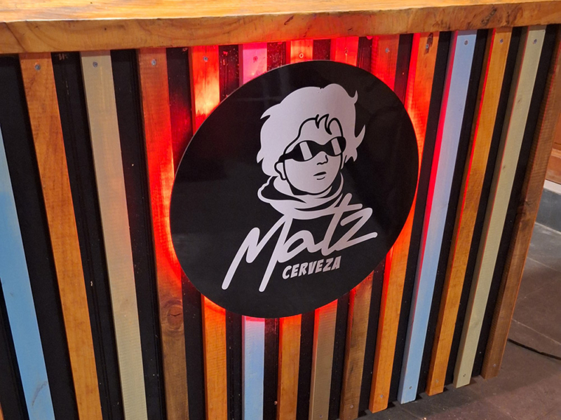 Cerveza Matz — Letrero con logo en vinilo y luz trasera.