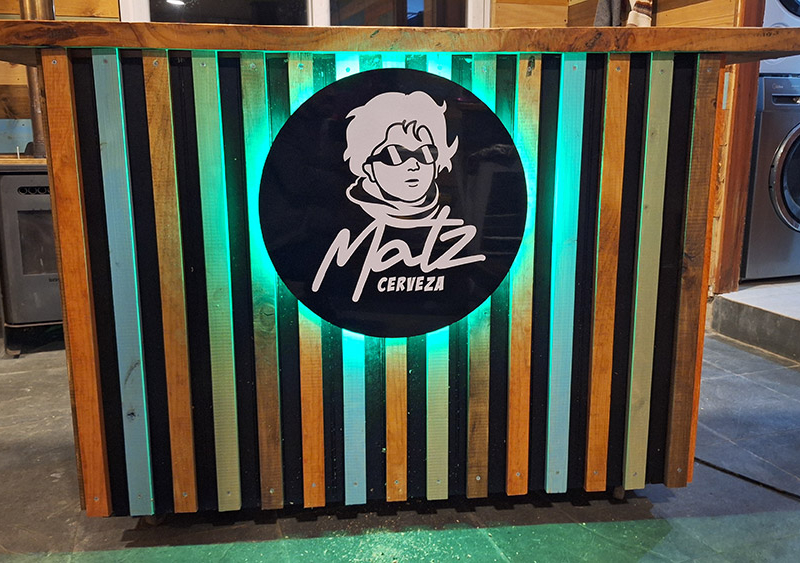 Cerveza Matz — Letrero con logo en vinilo y luz trasera.