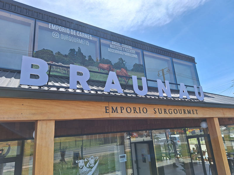 Paseo Braunau — Letras corpóreas sobre techo.