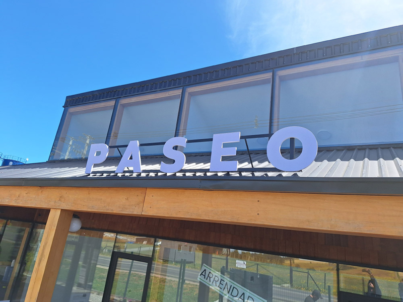 Paseo Braunau — Letras corpóreas sobre techo.