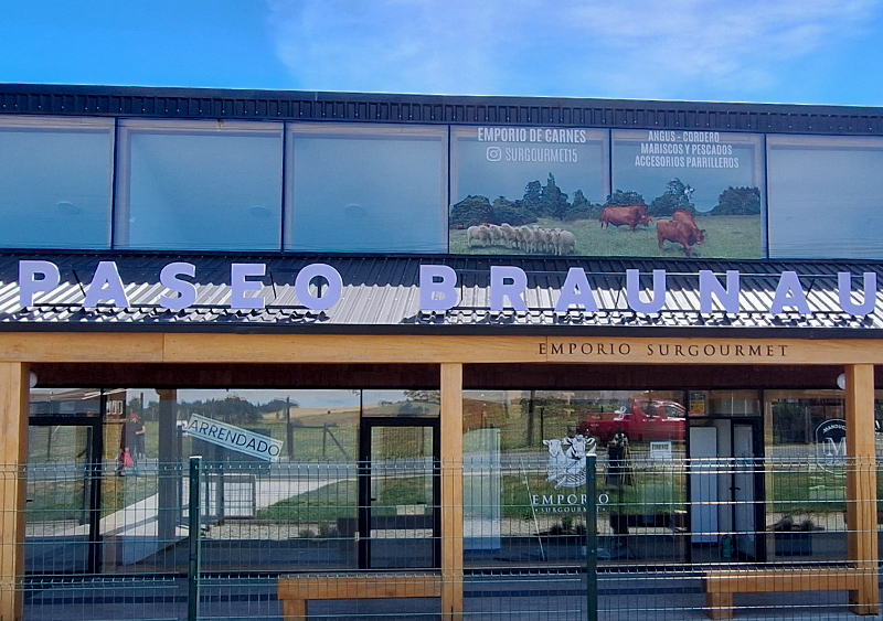 Paseu Braunau — Letras corpóreas sobre techo.