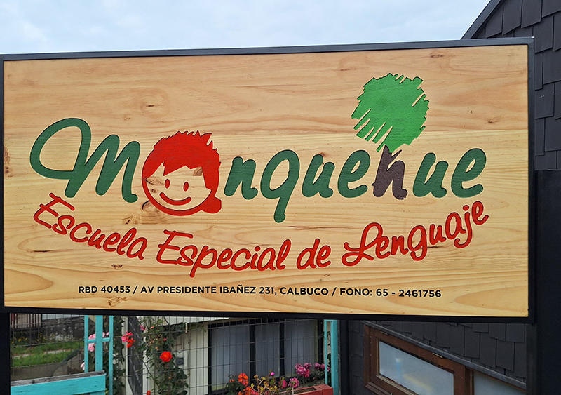 Escuela Manquehue — Letrero tallado en pino