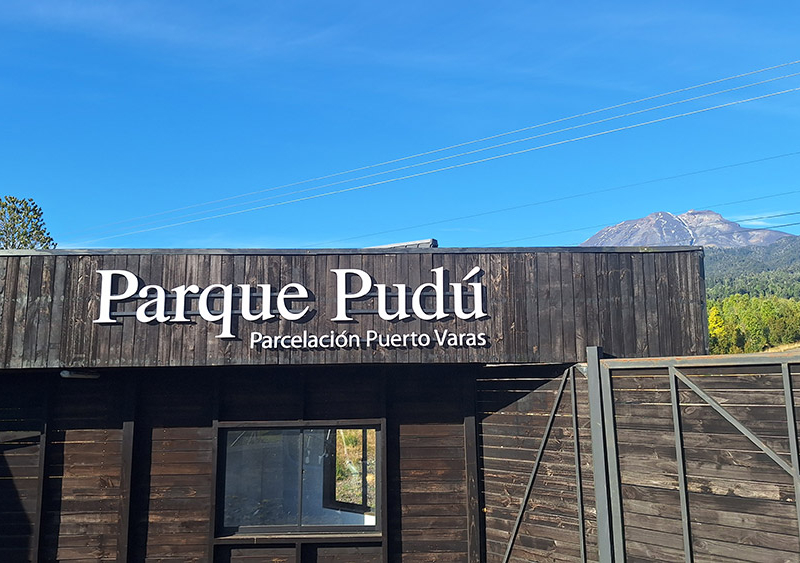 Parque Pudú — Logo volumétrico de PVC espumado