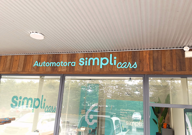 Simply Cars — Logo volumétrico exterior.