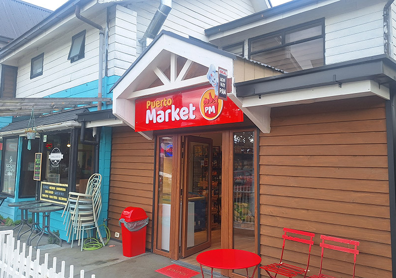 Puerto Market — Letrero de aluminio compuesto rojo con logotipo volumétrico de PVC espumado