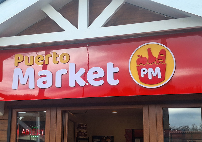 Puerto Market — Letrero de aluminio compuesto rojo con logotipo volumétrico de PVC espumado
