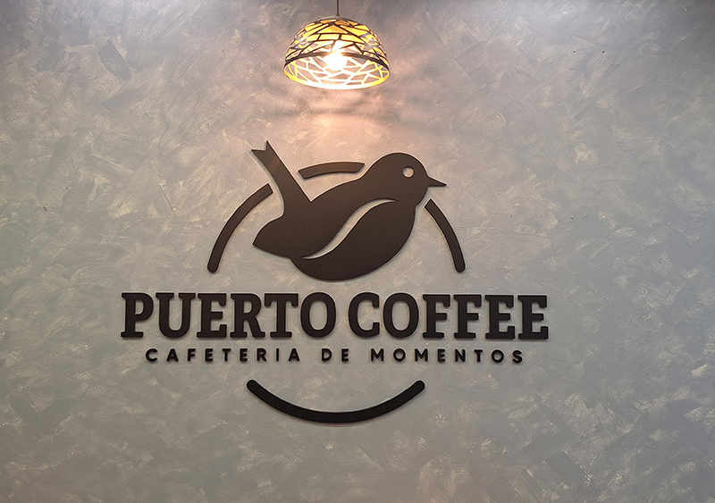 Del Pedregal — Logo volumétrico pegado a muro.