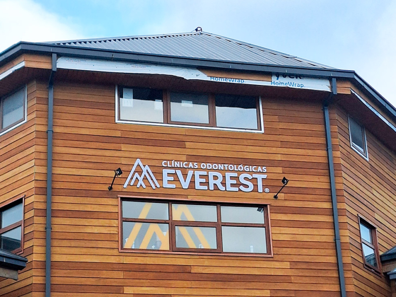 Everest — Logo volumétrico de acrilico blanco.