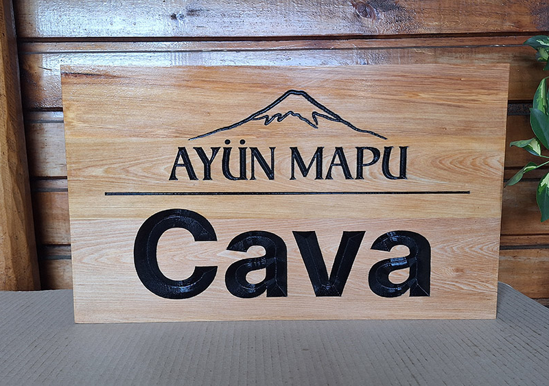 Ayün Mapu — Letrero tallado en mañío.