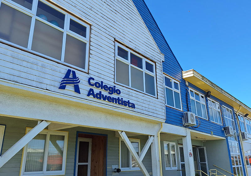 Colegio Adventista — Logo volumétrico para fachada.