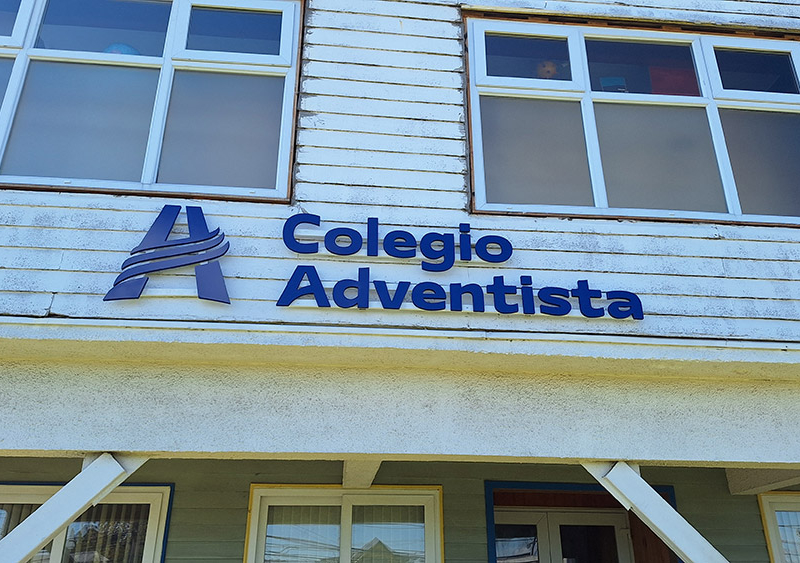 Colegio Adventista — Logo volumétrico para fachada.