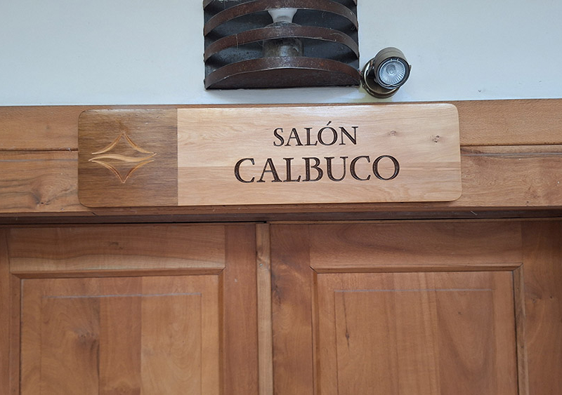 Hotel Cabaña del Lago — Letrero salón de eventos, tallado en mañío.