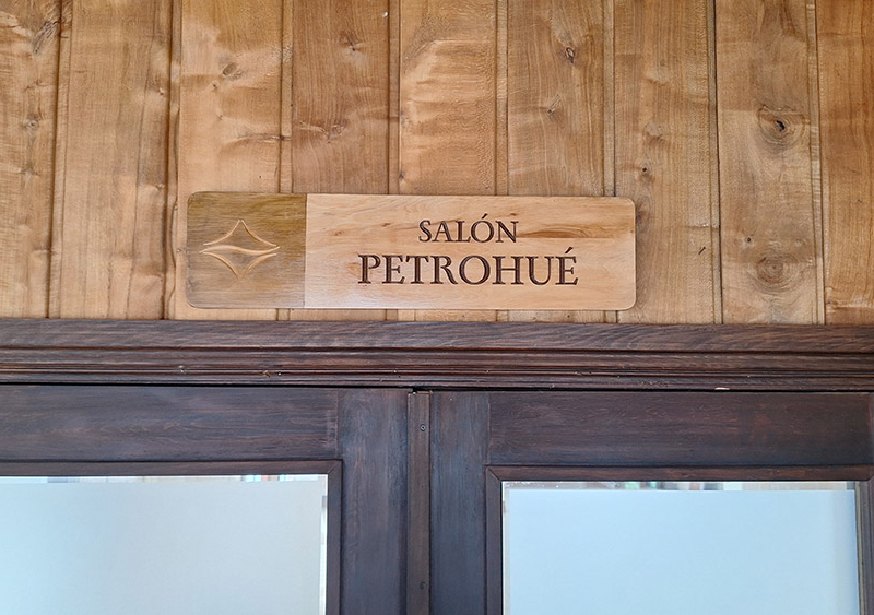 Hotel Cabaña del Lago — Letrero salón de eventos, tallado en mañío.