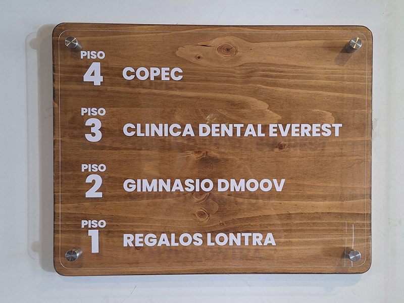 Señalética acrílico + madera — Tablero de pino con acrilico transparente, letras de vinilo adhesivo.