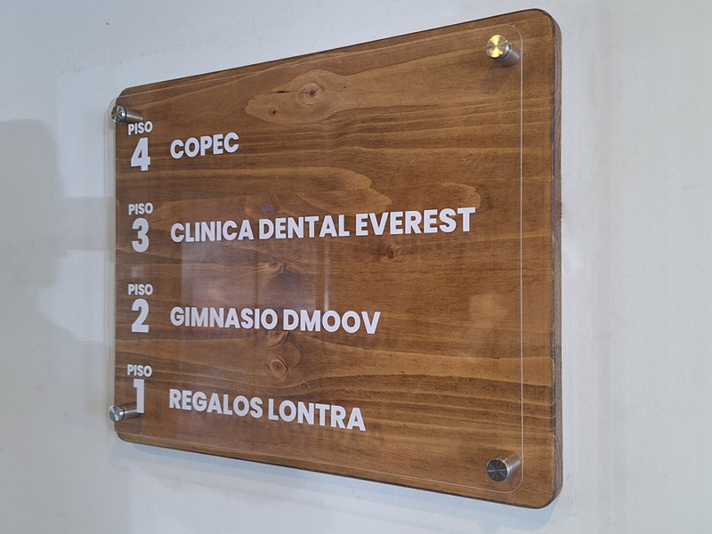 Señalética acrílico + madera — Tablero de pino con acrilico transparente, letras de vinilo adhesivo.