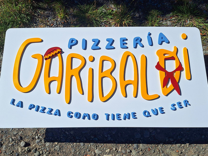 Pizzería Garibaldi — Letrero de alucom con logotipo volumétrico de PVC espumado.