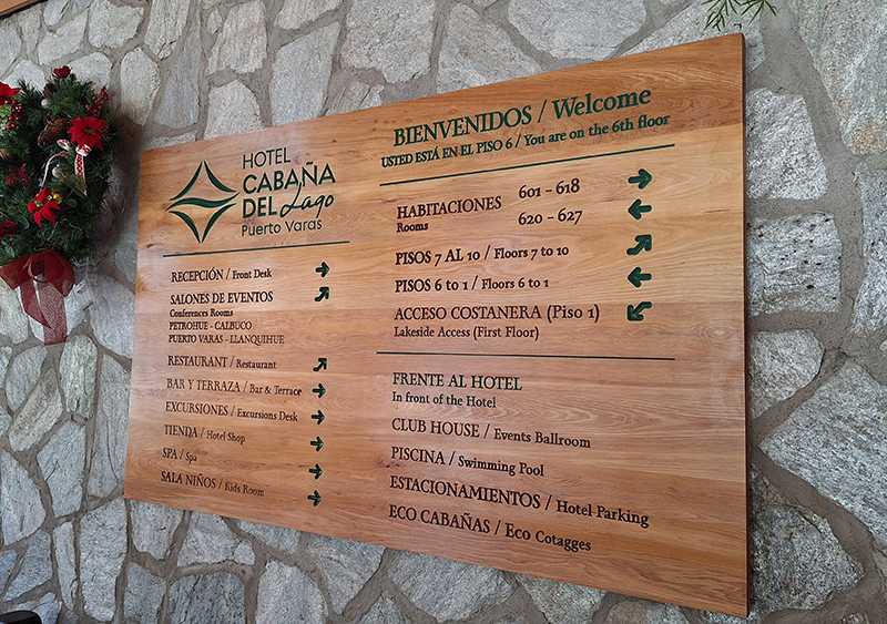Hotel Cabaña del Lago — Letrero señalética para recepción, tallado en mañío.