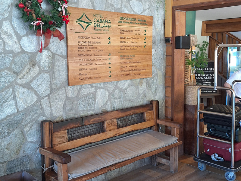 Hotel Cabaña del Lago — Letrero señalética para recepción, tallado en mañío.