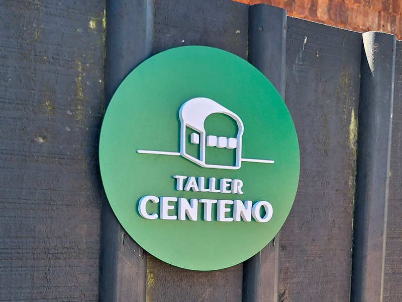 Taller Centeno — Letrero de aluminio compuesto pintado verde, con logo volumétrico.