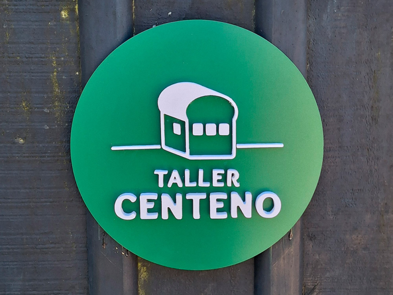 Taller Centeno — Letrero de aluminio compuesto pintado verde, con logo volumétrico.