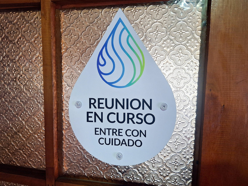 Suralis — Señalética de aluminio compuesto con ventosas para instalar sobre vidrio.