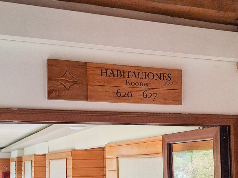 Hotel Cabaña del Lago — Letrero acceso habitaciones, tallado en mañío