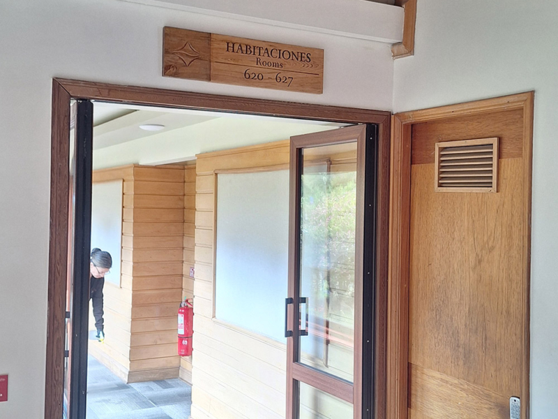Hotel Cabaña del Lago — Letrero acceso habitaciones, tallado en mañío
