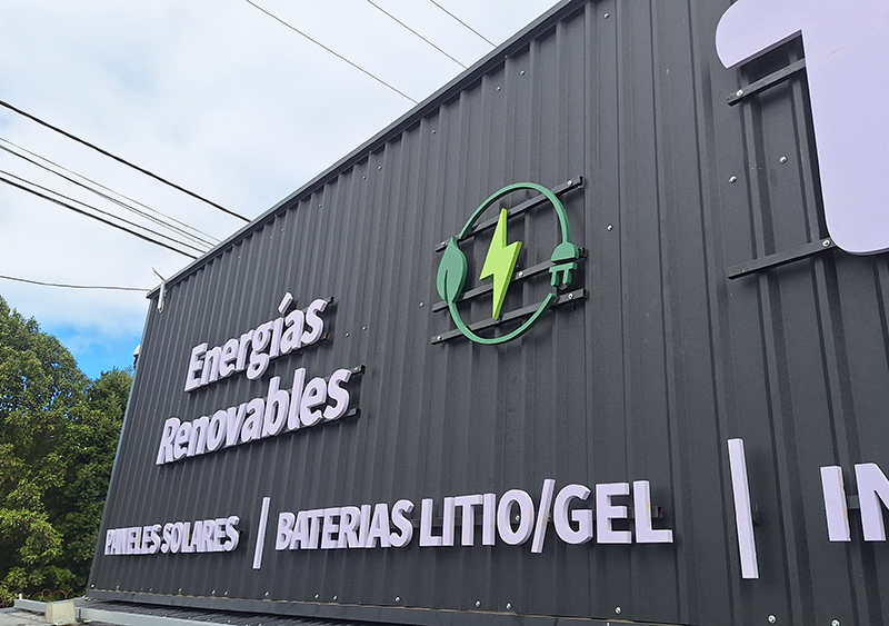 Ticam — Logo y textos volumétricos para fachada en altura.