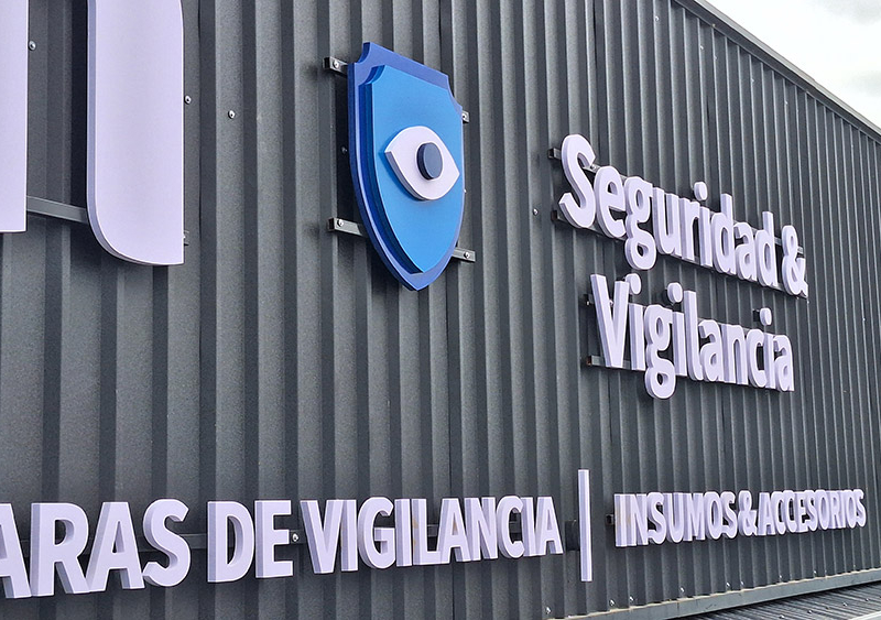 Ticam — Logo y textos volumétricos para fachada en altura.