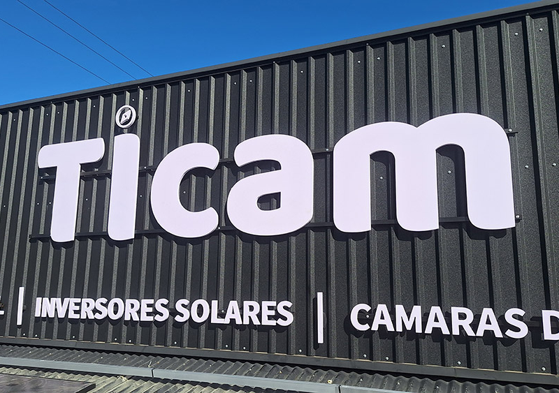 Ticam — Logo y textos volumétricos para fachada en altura.