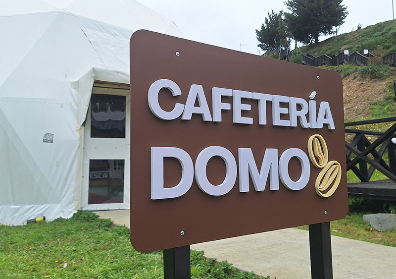 Cafetería Domo — Letrero alucom con logo volumétrico