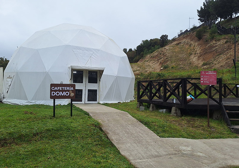 Cafetería Domo — Letrero alucom con logo volumétrico