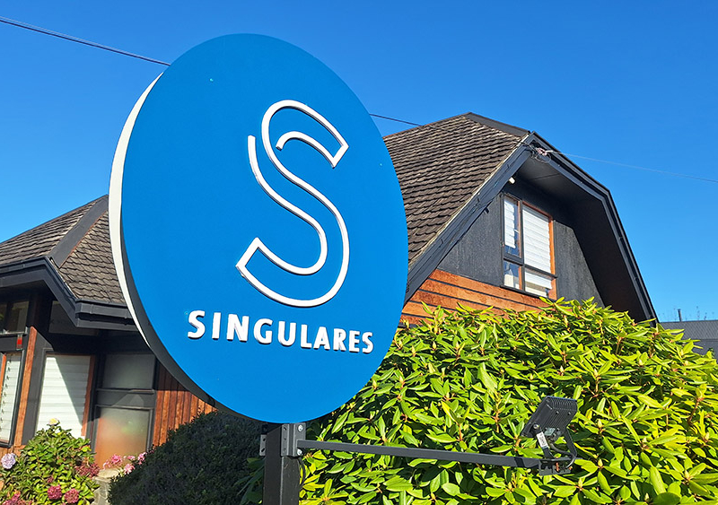 Singulares — Letrero de alucom con logo volumétrico