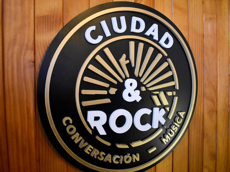 Ciudad & Rock — Logo Volumétrico con luz led trasera.